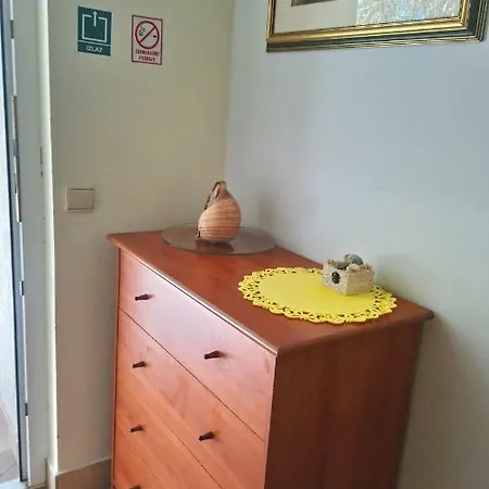 Lola Daire Jelsa (Hvar)